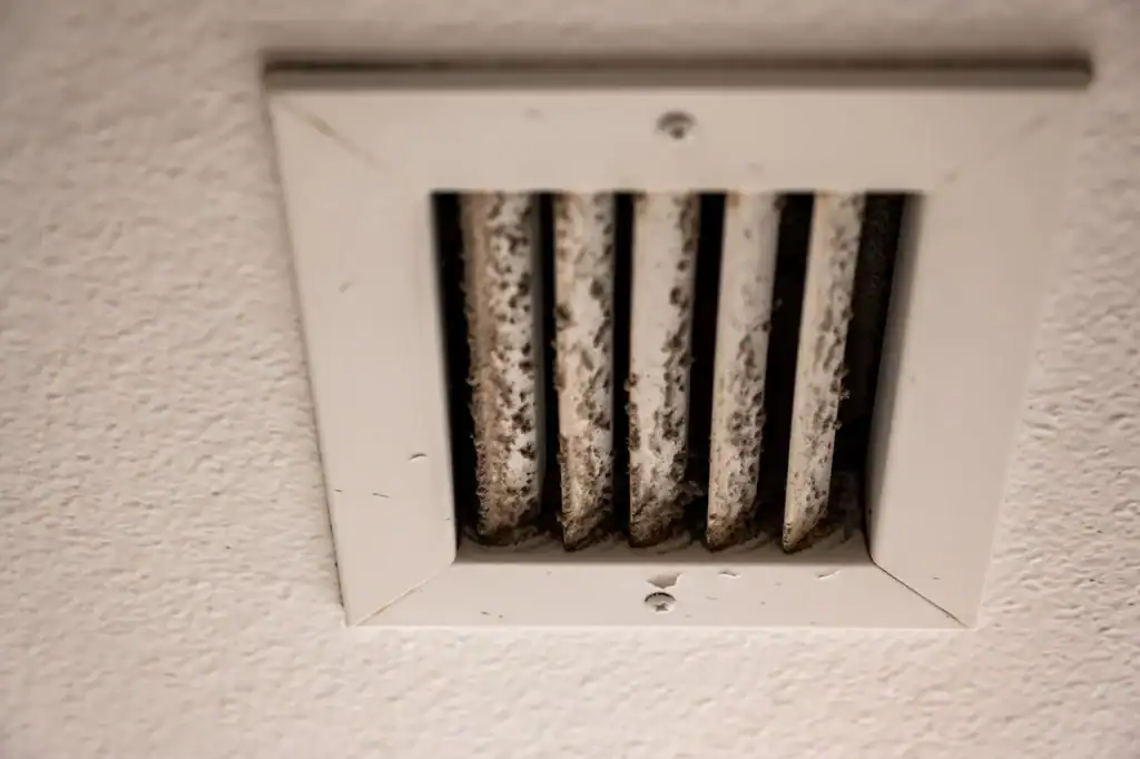 Growth-covered ceiling vent grille